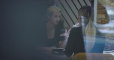 Geleneksel kıyafet planlama ve üniversitedeki etkinlik için hazırlık yapan Afrikalı öğrenciler