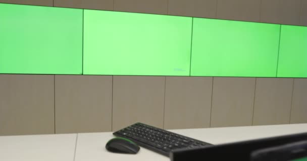 Spezialist für Systemsicherheit arbeitet im System Control Center. Der Raum ist voll von grünen Bildschirmen, Chroma-Bildschirm und Sicherheit — Stockvideo