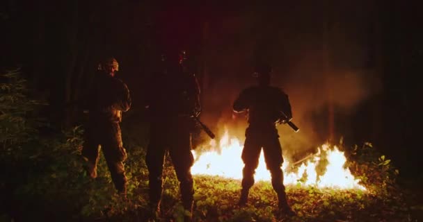 Hintergrundbeleuchtete Silhouette von Spezialeinheiten Marine Operatoren in Wald auf Feuer Explosion Hintergrund — Stockvideo