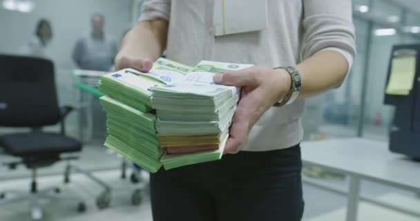 Ziehen verschiedener Arten von Banknoten nach der Zählung durch den Zählautomaten — Stockvideo