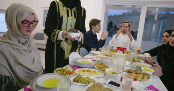 Família ter encontros durante o jantar no Ramadã ou iftar — Vídeo de Stock