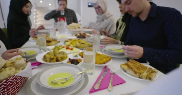 El hombre islámico halal comiendo y bebiendo famil islámico tomando fotos con el teléfono — Vídeos de Stock