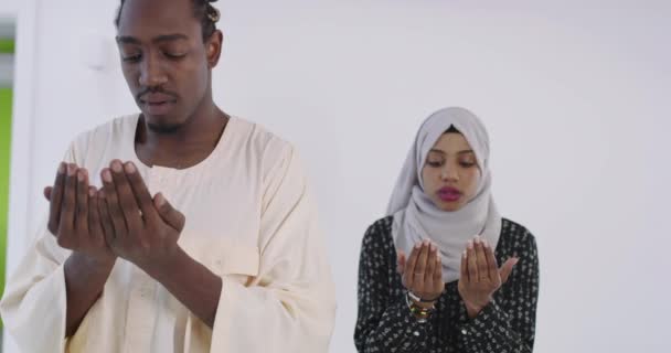 Pasangan muslim kulit hitam Afrika di rumah di ramadan Membuat Fatiha Doa Tradisional Kepada Allah Sementara Mengenakan Pakaian mode tradisional Sudan di studio — Stok Video