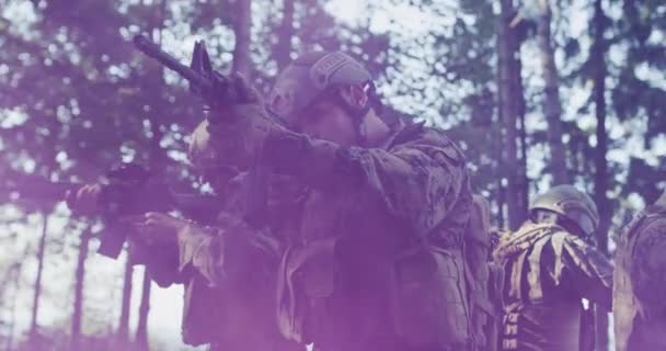Tam teçhizatlı askerin Smokey Ormanı 'nda ilerleyişinin silueti. Askeri harekat — Stok video