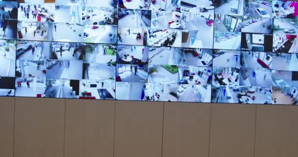 Guardias de seguridad monitoreando cámaras de CCTV modernas en la sala de vigilancia — Vídeos de Stock