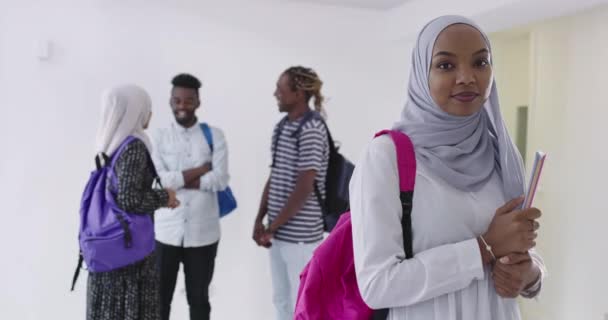 Estudiante africana con grupo de amigos en el fondo vistiendo ropa tradicional islámica de hiyab — Vídeo de stock