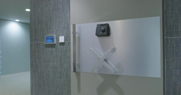 Coffre-fort en banque avec technologie de protection et portes en métal lourd — Video