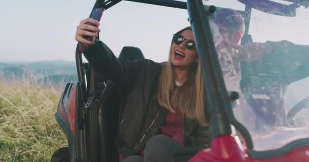 Jovens amigos se divertindo ao sol da manhã, hipsters à procura de aventura tirar foto selfie — Vídeo de Stock