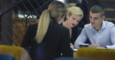 İş adamları bir kafe iş toplantısında çalışır.