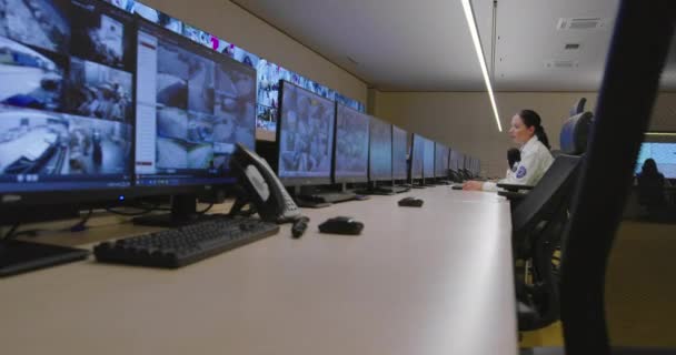 Gardes de sécurité surveillant les caméras de vidéosurveillance modernes dans la salle de surveillance — Video