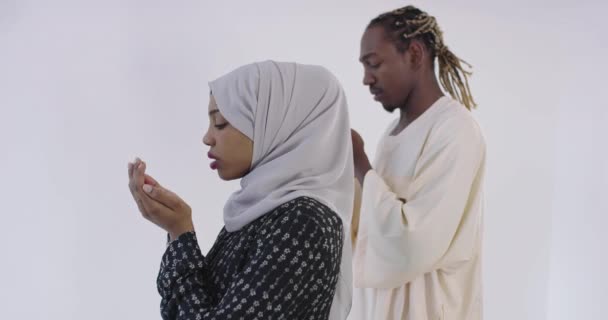 Afrikansk svart muslim par hemma i ramadan Göra Traditionell Fatiha Bön Till Allah Gud Medan bär En Traditionell Sudan mode kläder i studio — Stockvideo