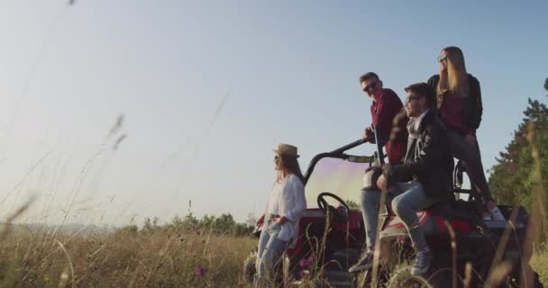 Grupa młodych hipsterów para korzystających rano słońce na off road samochodu i zabawy — Wideo stockowe