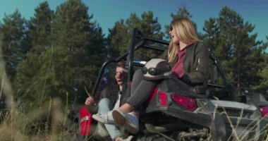 Genç arkadaşlar sabah güneşinde eğleniyorlar, hipsterlar macera arıyorlar.
