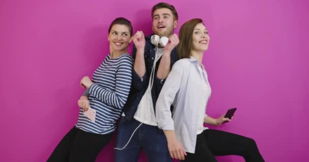 Studenten Kommunikation und Spaß rosa Hintergrund — Stockvideo