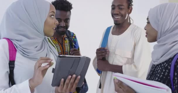 Estudiantes africanos en ropas tradicionales planeando y preparándose para la actividad universitaria — Vídeo de stock