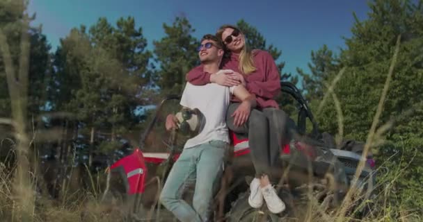 Młodzi przyjaciele bawiący się w porannym słońcu, hipsterzy szukający przygody — Wideo stockowe