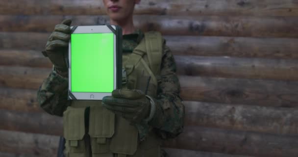 Groen scherm tablet gebruikt door vrouw leger soldaat — Stockvideo