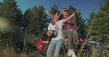 Genç arkadaşlar sabah güneşinde eğleniyorlar, hipsterlar macera arıyorlar.
