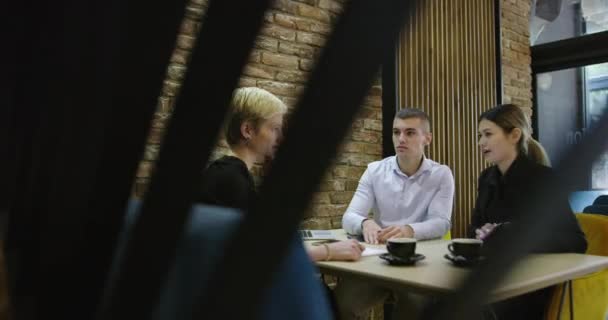 Zakenmensen werken in een cafe zakelijke bijeenkomst — Stockvideo