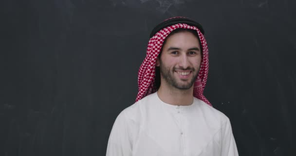 Retrato del hombre árabe sobre fondo de pizarra negro — Vídeos de Stock