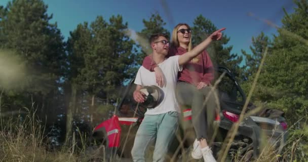 Jeunes amis s'amusant au soleil du matin, hipsters à la recherche d'aventure — Video