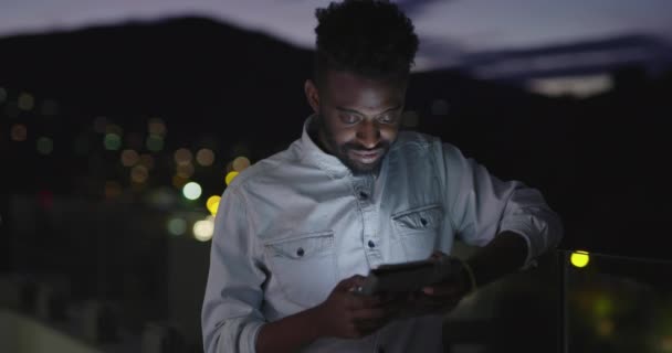 Arfo americano hombre usando smarphone agains ciudad luces backgorund — Vídeo de stock