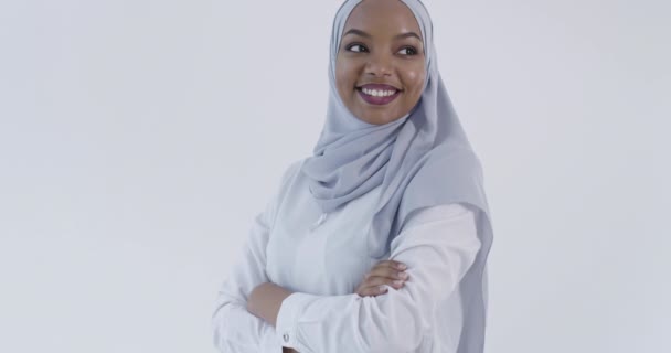 Портрет молодой африканской деловой женщины в традиционной мусульманской одежде хиджаба на белом фоне — стоковое видео
