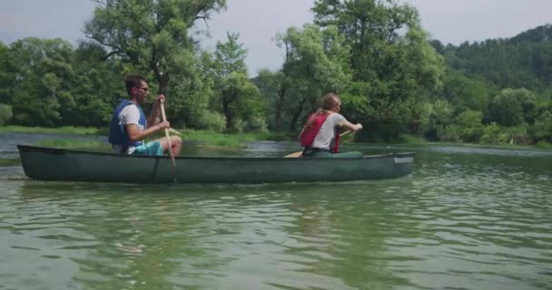 Pareja de kayak en el lago en el río y tener aventura en la naturaleza — Vídeos de Stock