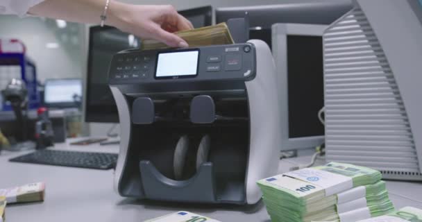 Werken met een elektronische machine voor het tellen van geld — Stockvideo