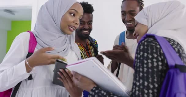 Estudiantes africanos en ropas tradicionales planeando y preparándose para la actividad universitaria — Vídeos de Stock