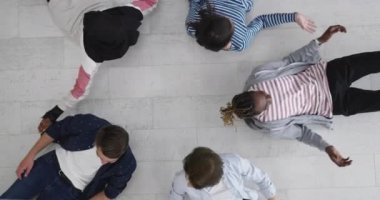 Bir grup çok ırklı öğrenci birlik gösteriyor