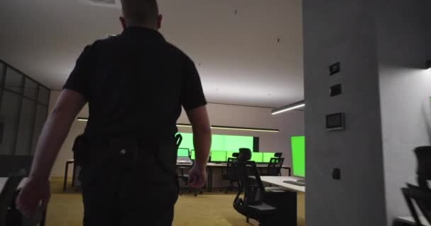 Ειδικός ασφαλείας συστήματος που εργάζεται στο Κέντρο Ελέγχου Συστήματος. Δωμάτιο είναι γεμάτο από πράσινες οθόνες, Chroma οθόνη και την ασφάλεια — Αρχείο Βίντεο