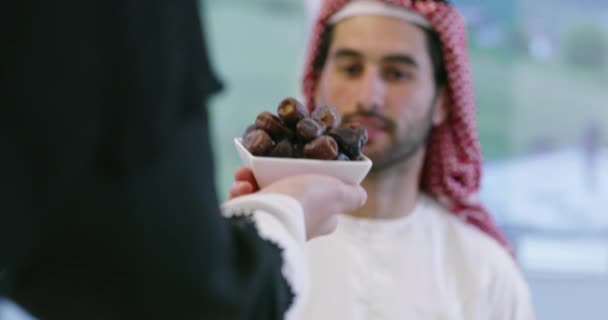 Familia teniendo citas durante la cena del Ramadán o iftar — Vídeos de Stock