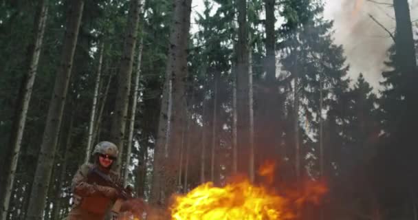 Vojáci elitních jednotek speciálního určení v lese — Stock video
