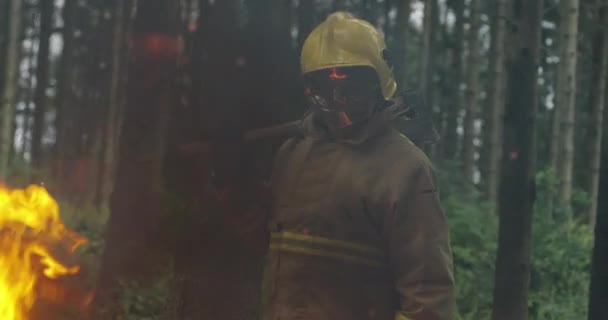 Portret van brandweerman met volledige uitrusting, houdt de bijl in zijn hand — Stockvideo