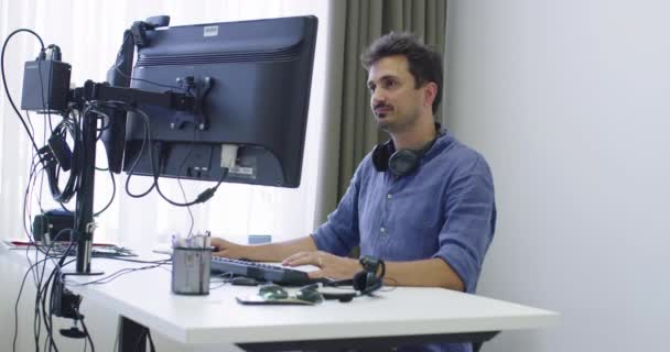 Programador trabalhando no computador em dados de digitação de escritório de TI — Vídeo de Stock