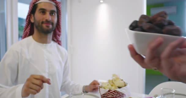 Familie met afspraakjes tijdens het Ramadan diner of iftar — Stockvideo