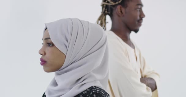 Portré fekete muszlim pár felett fehér backgorund — Stock videók