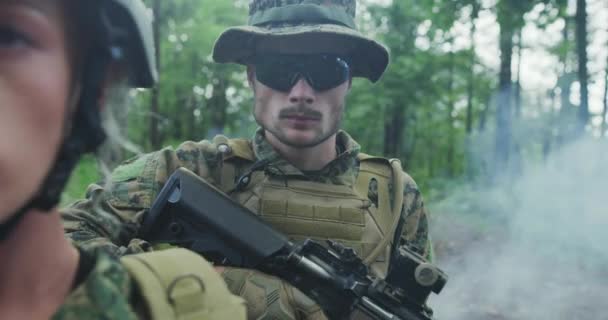 Echipa de soldați patrulând prin zona pădurii, echipa cu soldați bărbați și femei în pădure densă cu fum în backgorund — Videoclip de stoc