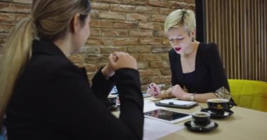 Bir kafede iş adamları buluşuyor.