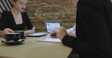 İş adamlarının Gropu Kafe 'de buluşup proje üzerinde çalışıyorlar