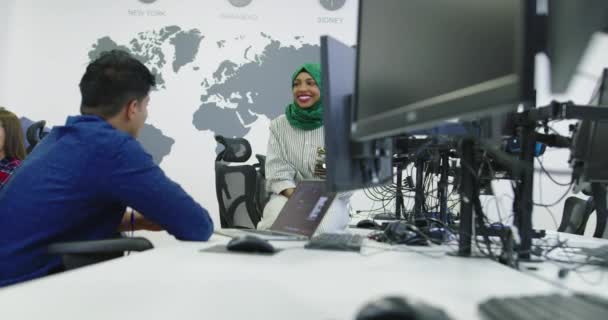 Groupe de personnes multi-ethniques travaillant ensemble dans un bureau de démarrage — Video