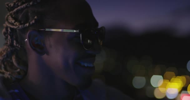 Neonljus över afro amerikan man har fest — Stockvideo