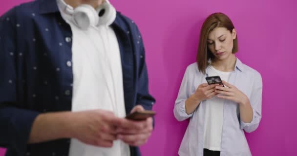 Jealous concept couple avec smart phonesy — Video