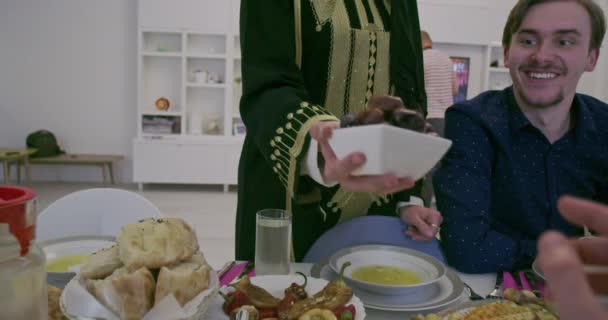 Сімейство під час обіду в Рамадані. — стокове відео