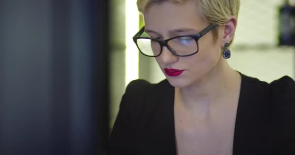Geschäftsfrau benutzt Laptop beim Kaffeetrinken im Café — Stockvideo
