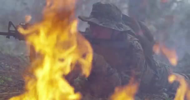 Specialstyrkornas soldater i aktion. Elittruppen rör sig genom eld och rök i skogen — Stockvideo