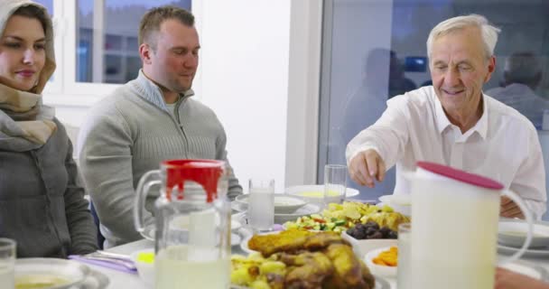 Ramadan cena con la famiglia a casa — Video Stock