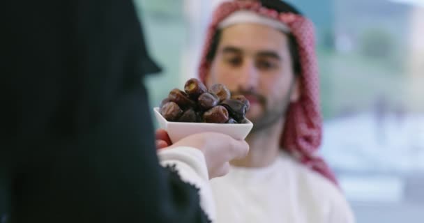 Famille ayant des dates pendant le dîner du Ramadan ou iftar — Video