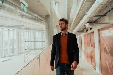 Modern ofis şantiyesini ziyaret eden uzman yönetici ya da yatırımcı olarak mimar ya da iş adamı 